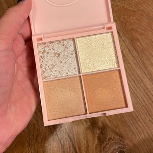 Kinder Glow highlighter palette